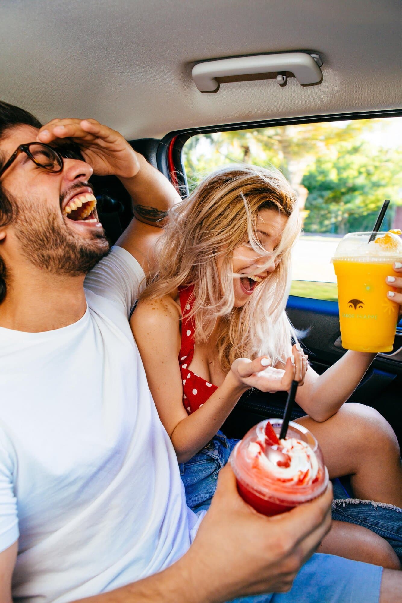 Pareja en el carro con frappés