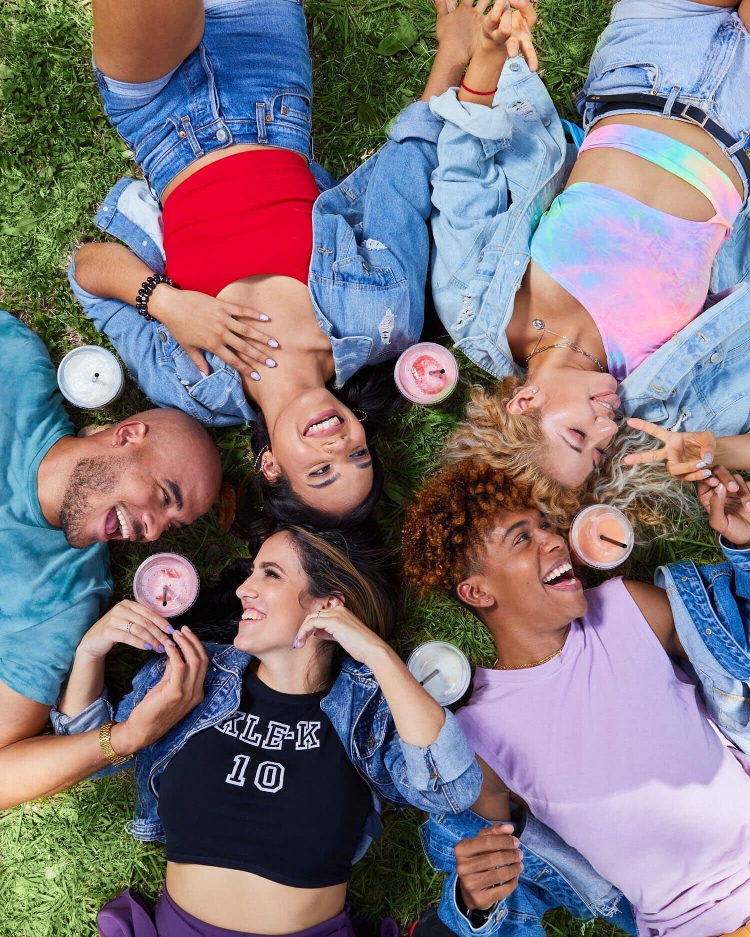 Grupo de amigos disfrutando frappés de Sabor Frappé sobre la grama