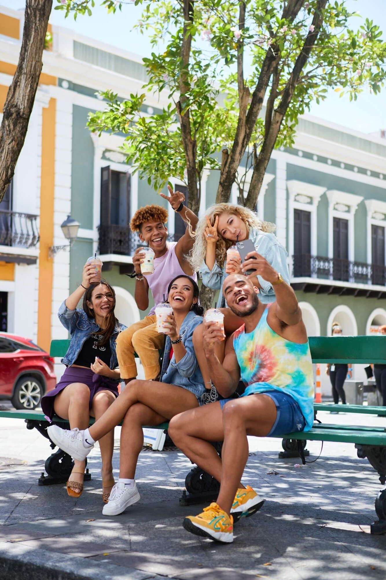 Grupo de amigos en una plaza
