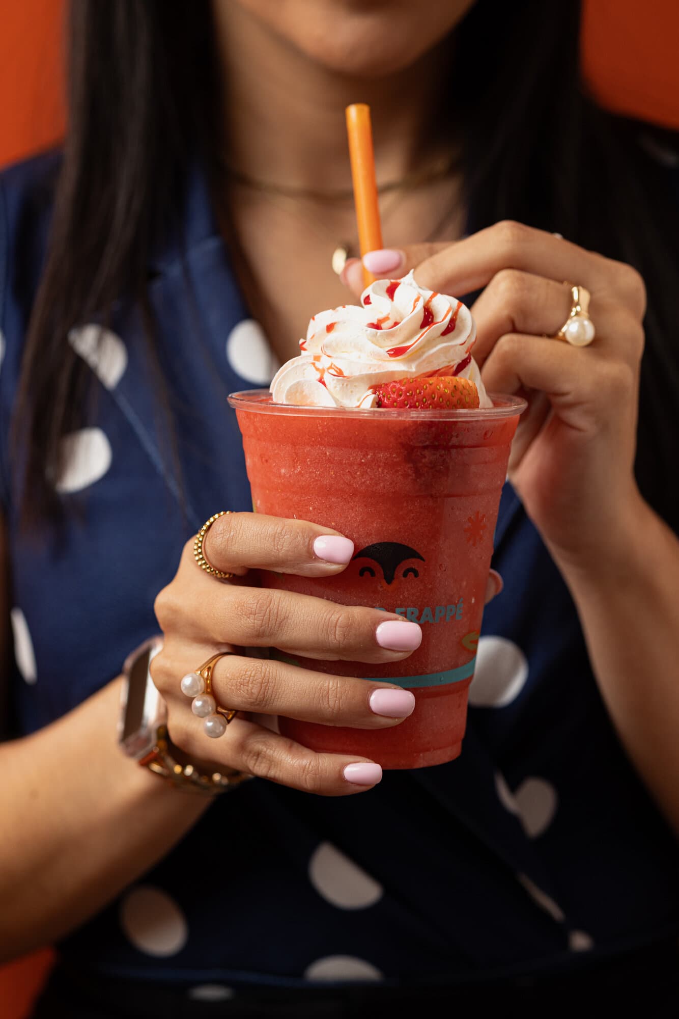 Mujer disfrutando un frappé de fresa